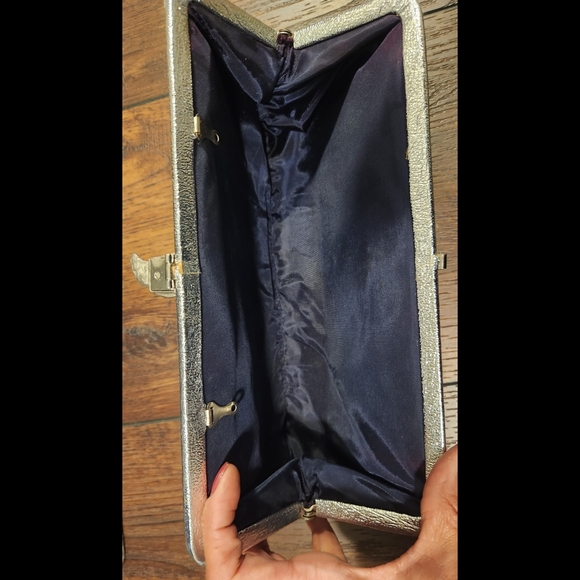 Gorgeous VTG Silver Clutch - Picture 9 of 16